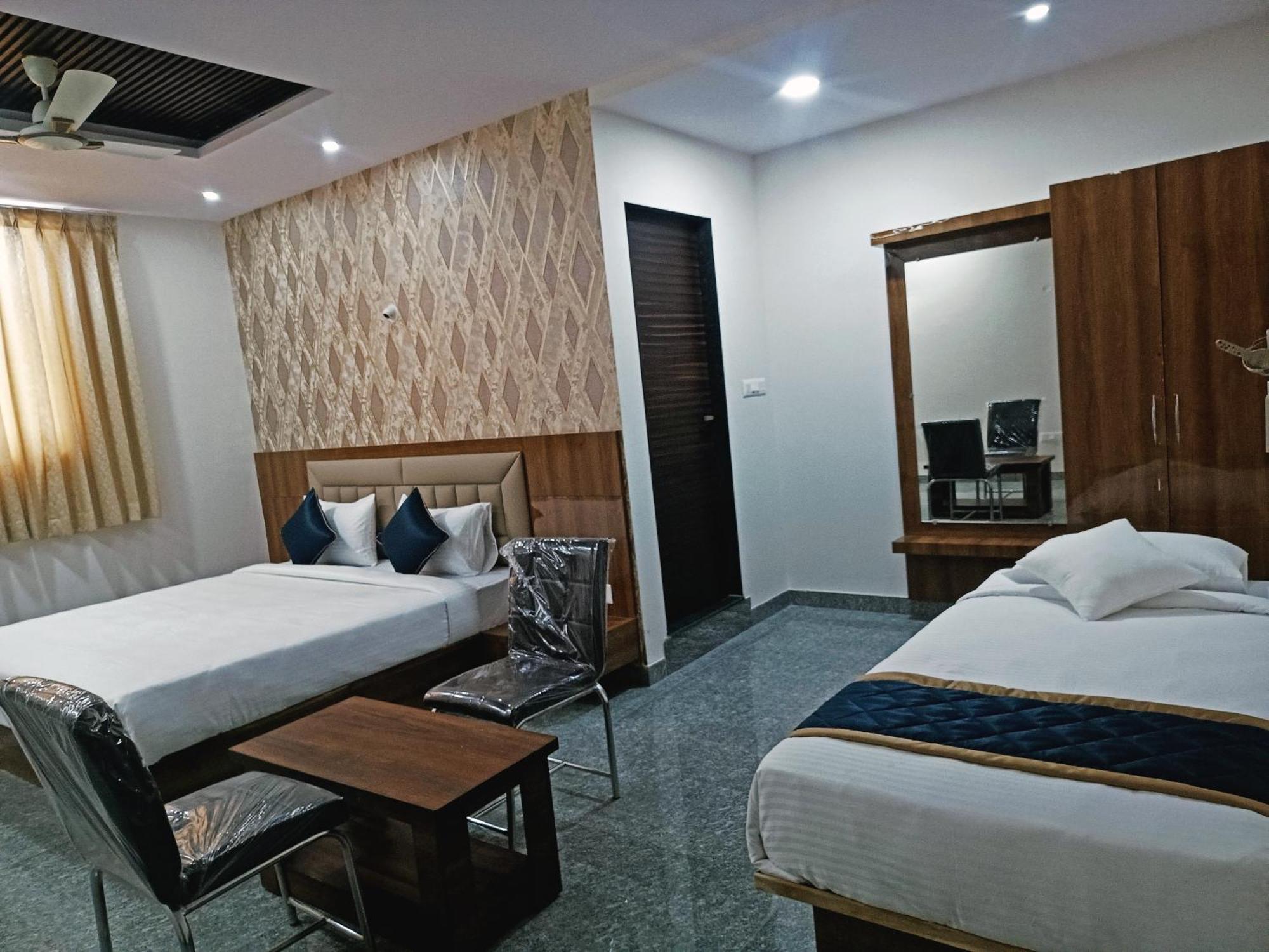 Hotel Achhu Palace Бангалор Екстериор снимка