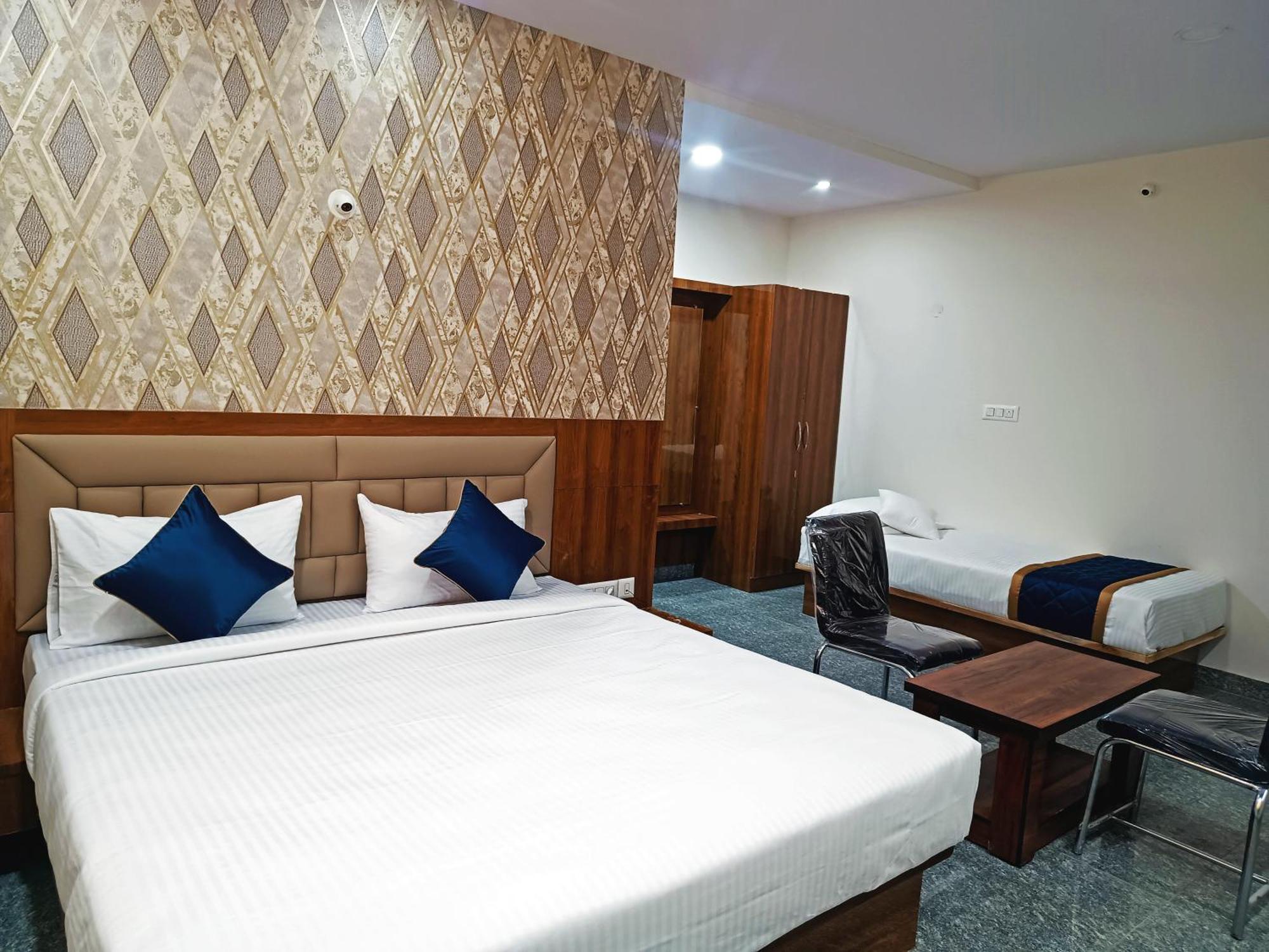 Hotel Achhu Palace Бангалор Екстериор снимка