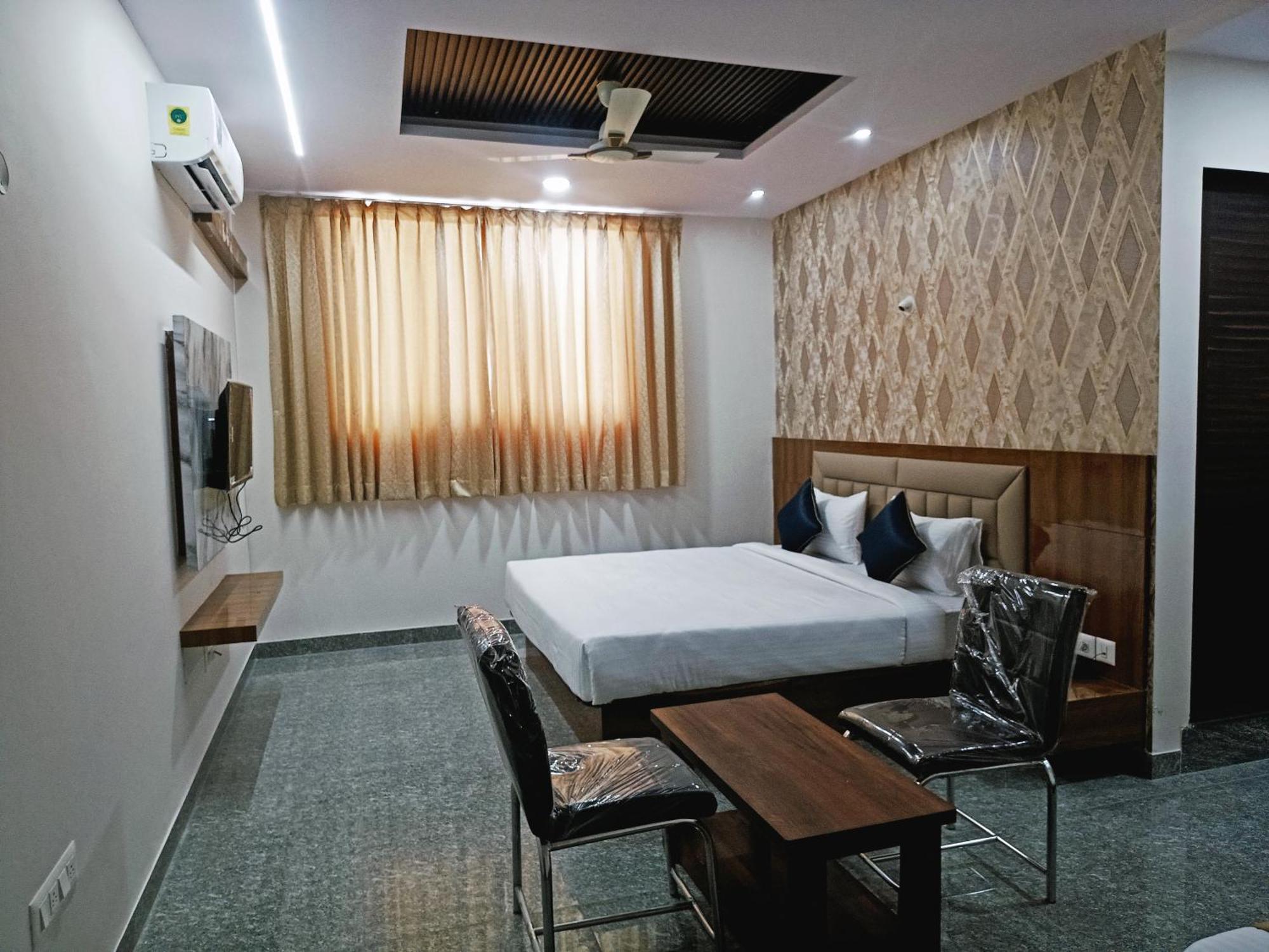 Hotel Achhu Palace Бангалор Екстериор снимка