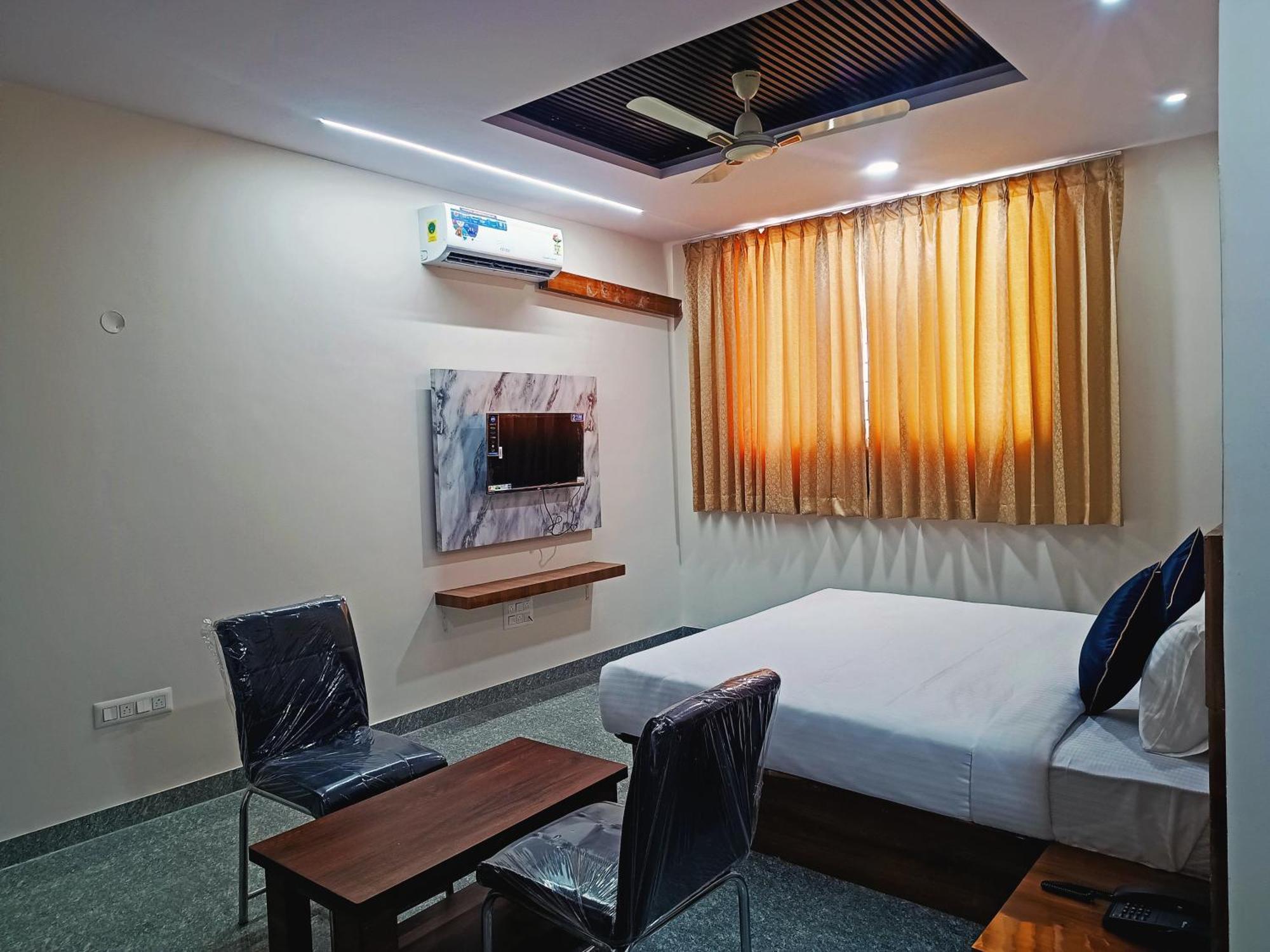 Hotel Achhu Palace Бангалор Екстериор снимка