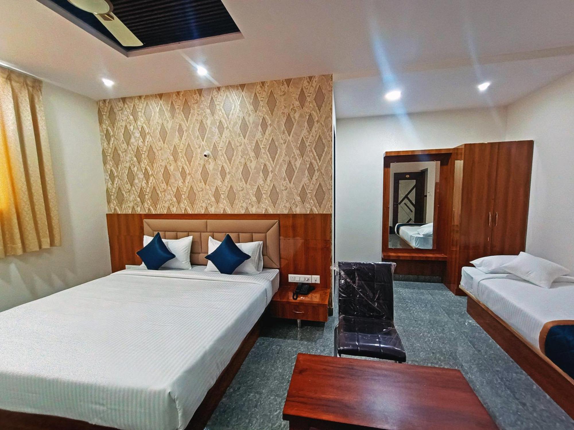 Hotel Achhu Palace Бангалор Екстериор снимка