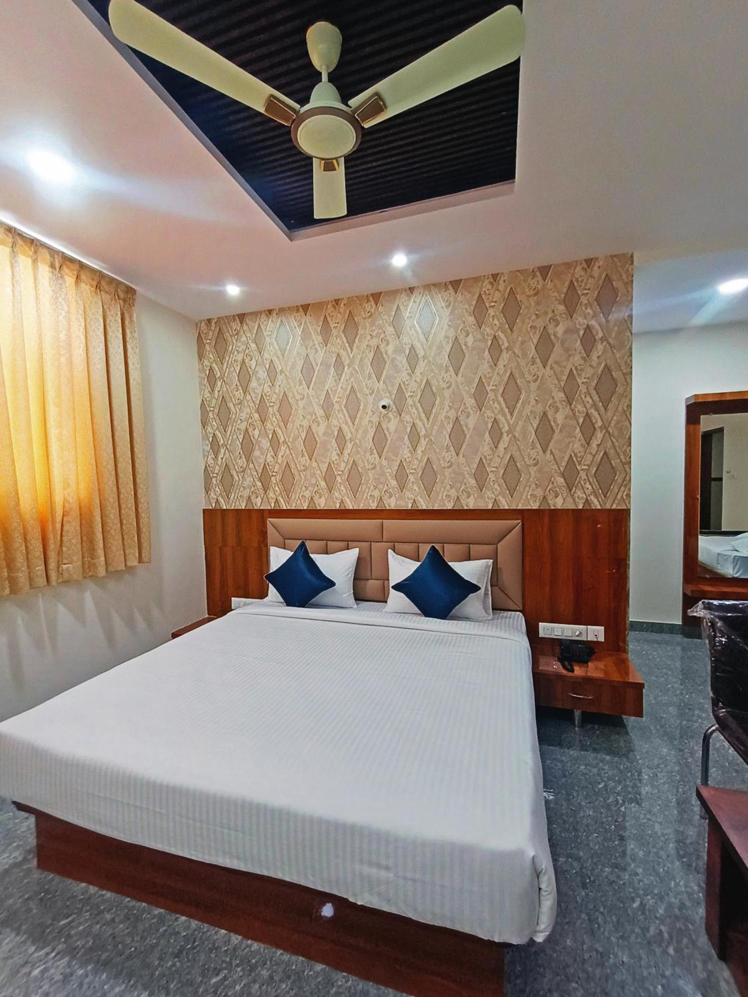 Hotel Achhu Palace Бангалор Екстериор снимка