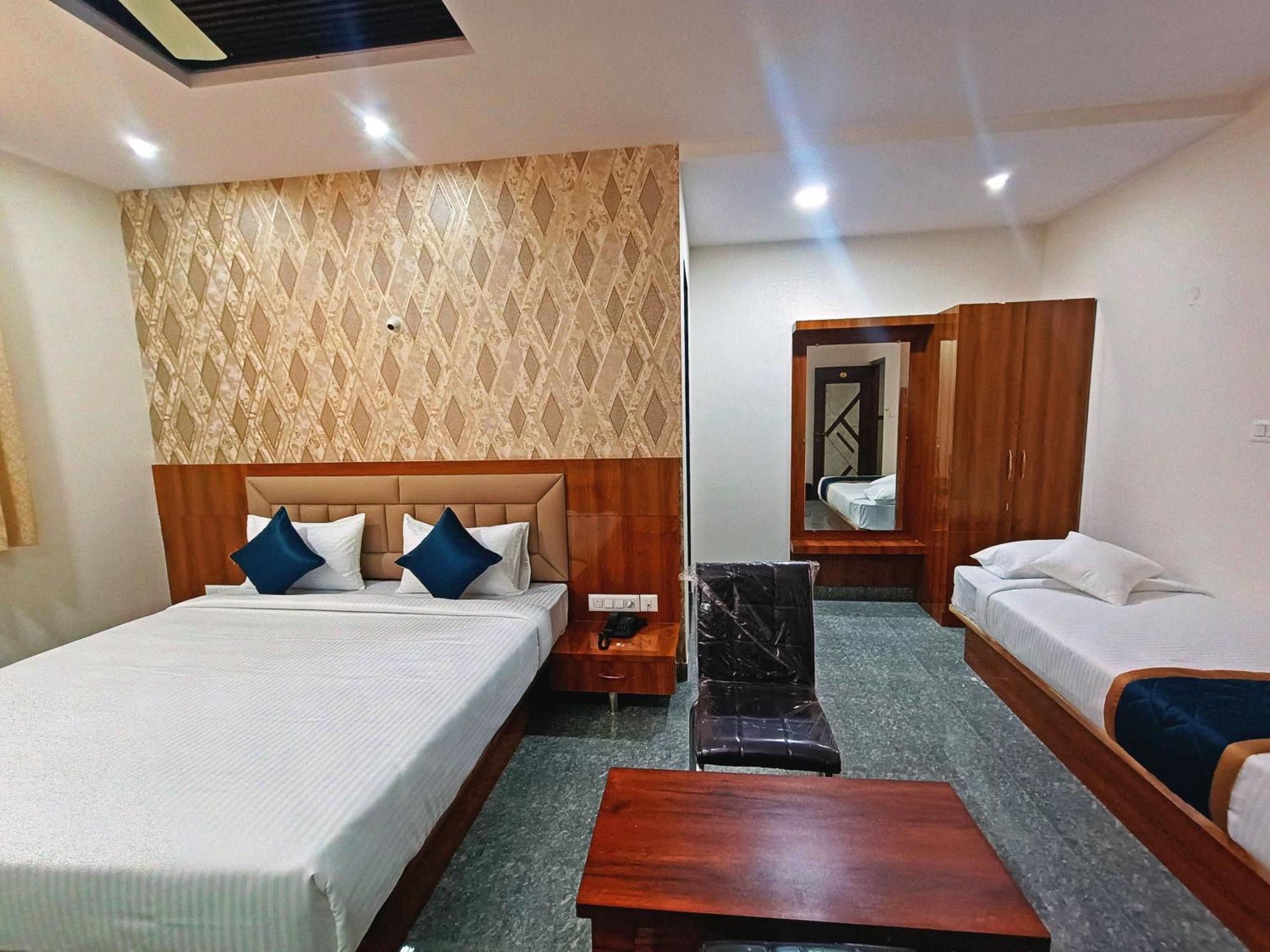 Hotel Achhu Palace Бангалор Екстериор снимка